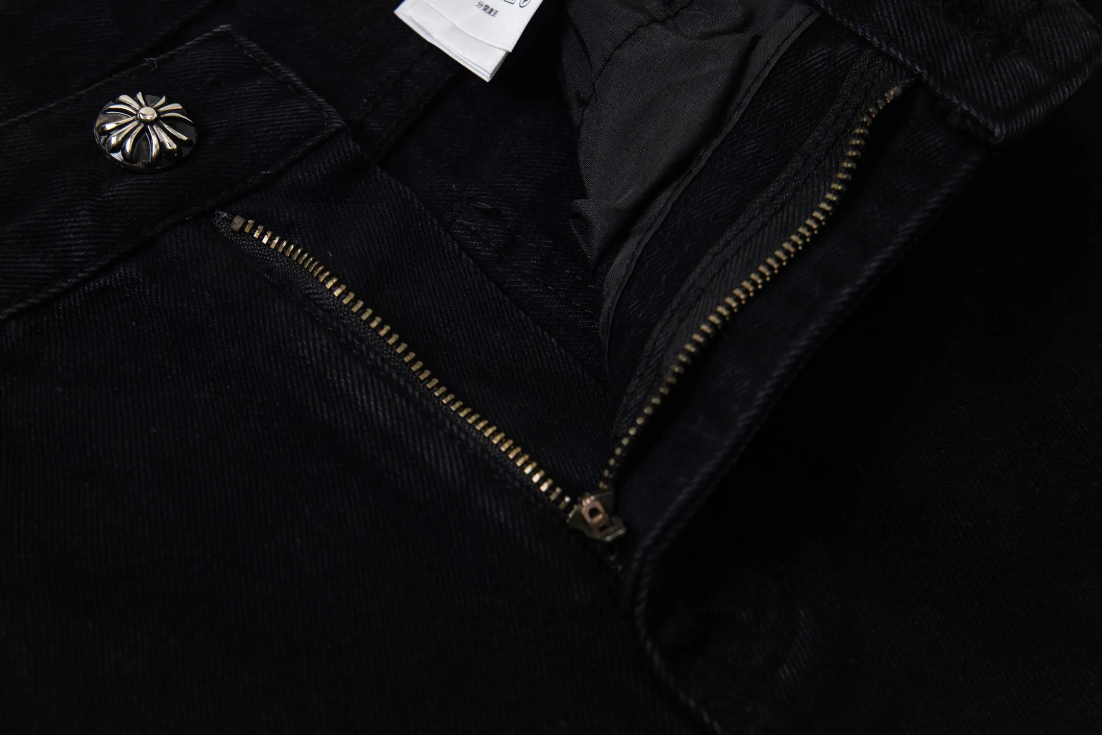P260 Chrome Hearts Black Pants, Sanskrit Blue and White Multi-Leather Jeans. CH jeans need to be washed and then disassembled and hand-stitched with sheepskin cross leather and then spliced ​​together. The whole piece has too many craftsmanship to explain. The patchwork is decorated with cross patterns and the high-waisted washed jeans! ! Absolutely high-end luxury products, god-level single products and super popular products, made with top heavy industry, a must-see magic weapon. Customized hardware. The fabric is thick and soft after washing. It has good breathability. Customized small leather label. Unique design. The details are simple and elegant, and the workmanship is exquisite. The entire trousers are neatly routed and the details are in place! It’s so cool that both men and women can easily control the genderless trend! Style number: 1801# Color: black Size: 28 30 32 34